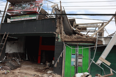 Kepala BNPB Letjen TNI Suharyanto mendampingi Menko PMK Muhadjir Effendy melakukan tinjauan pascagempa Cianjur M5.6 kebeberapa lokasi terdampak.