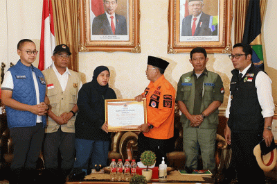 Kepala BNPB Letjen TNI Suharyanto mendampingi Menko PMK Muhadjir Effendy melakukan tinjauan pascagempa Cianjur M5.6 kebeberapa lokasi terdampak.