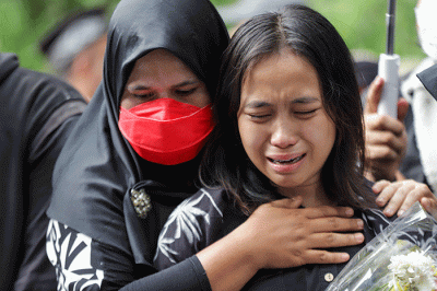Keluarga dan kerabat menaburkan bunga saat prosesi pemakaman Agung Yulianto atau lebih dikenal Ki Joko Bodo di TPU Kober, Lubang Buaya, Jakarta Timur.