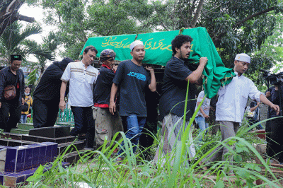 Keluarga dan kerabat menaburkan bunga saat prosesi pemakaman Agung Yulianto atau lebih dikenal Ki Joko Bodo di TPU Kober, Lubang Buaya, Jakarta Timur.