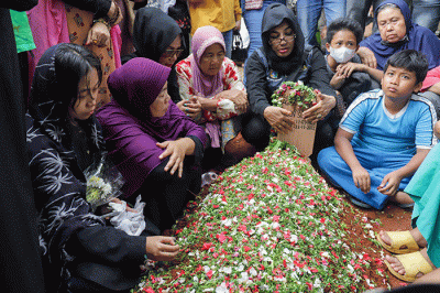 Keluarga dan kerabat menaburkan bunga saat prosesi pemakaman Agung Yulianto atau lebih dikenal Ki Joko Bodo di TPU Kober, Lubang Buaya, Jakarta Timur.