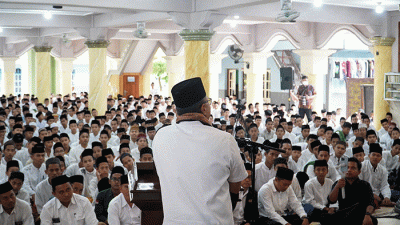 Menteri Perdagangan Zulkifli Hasan memberikan kuliah umum dan silaturahmi di Insitute Agama Islam Darussalam (IAIDA), Ponpes Darussalam Blokagung.