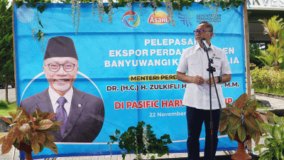 Menteri Perdagangan Zulkifli Hasan melakukan pelepasan ekspor produk ikan sarden ke Australia milik CV PASIFIC HARVEST di Banyuwangi, Jawa Timur.