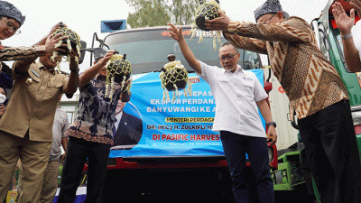 Menteri Perdagangan Zulkifli Hasan melakukan pelepasan ekspor produk ikan sarden ke Australia milik CV PASIFIC HARVEST di Banyuwangi, Jawa Timur.