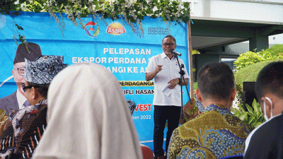 Menteri Perdagangan Zulkifli Hasan melakukan pelepasan ekspor produk ikan sarden ke Australia milik CV PASIFIC HARVEST di Banyuwangi, Jawa Timur.