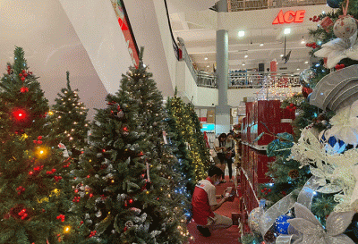 Pengunjung melihat pernak-pernik Natal di Ace Latanete, Makassar, Senin (21/11/2022).