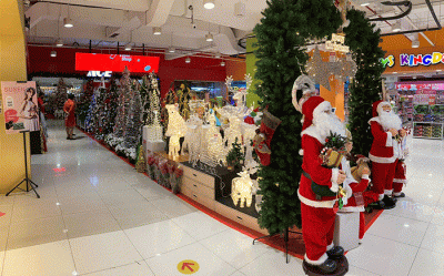 Pengunjung melihat pernak-pernik Natal di Ace Latanete, Makassar, Senin (21/11/2022).