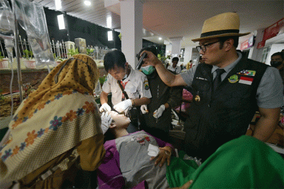 Gubernur Jawa Barat Ridwan Kamil saat meninjau korban gempa di RSUD Cianjur.