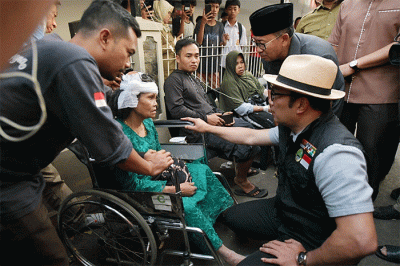 Gubernur Jawa Barat Ridwan Kamil saat meninjau korban gempa di RSUD Cianjur.