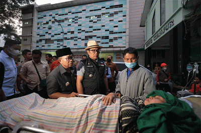 Gubernur Jawa Barat Ridwan Kamil saat meninjau korban gempa di RSUD Cianjur.