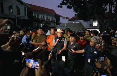 Gubernur Jawa Barat Ridwan Kamil saat meninjau korban gempa di RSUD Cianjur.