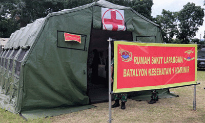 Petugas dengan menggunakan alat berat membuka jalan yang tertimbun longsor pascagempa Kabupaten Cianjur, Jawa Barat, Selasa (22/11/2022).