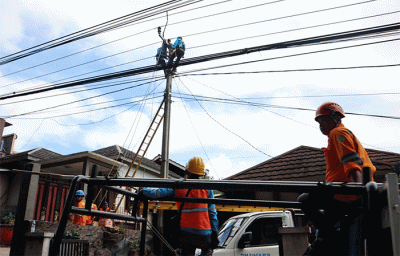 Petugas dengan menggunakan alat berat membuka jalan yang tertimbun longsor pascagempa Kabupaten Cianjur, Jawa Barat, Selasa (22/11/2022).
