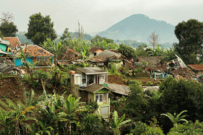 Seorang warga berfoto di depan rumah miliknya yang hancur akibat gempa di Kampung Barukaso, Desa Sukamulya, Kabupaten Cianjur, Jawa Barat, Rabu (23/11/2022).