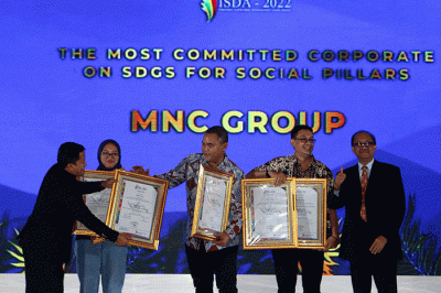 Head of CSR MNC Group Teungku Havid (kanan) menerima Penghargaan Indonesia Sustainable Development Goals Award 2022 di Jakarta, Selasa (22/11/2022).