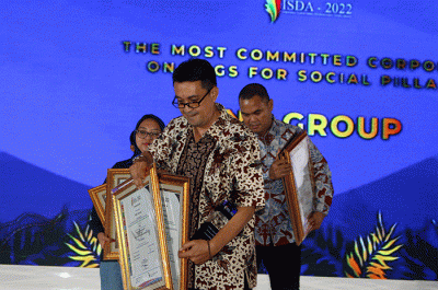 Head of CSR MNC Group Teungku Havid (kanan) menerima Penghargaan Indonesia Sustainable Development Goals Award 2022 di Jakarta, Selasa (22/11/2022).