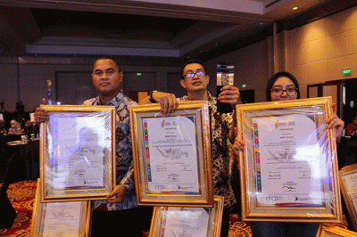 Head of CSR MNC Group Teungku Havid (kanan) menerima Penghargaan Indonesia Sustainable Development Goals Award 2022 di Jakarta, Selasa (22/11/2022).