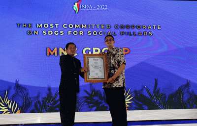 Head of CSR MNC Group Teungku Havid (kanan) menerima Penghargaan Indonesia Sustainable Development Goals Award 2022 di Jakarta, Selasa (22/11/2022).