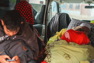 Warga saat berlindung di dalam mobil usai terjadi Gempa Susulan di Kampung Garung, Desa Cirumput, Kabupaten Cianjur, Jawa Barat, Rabu (23/11/2022).