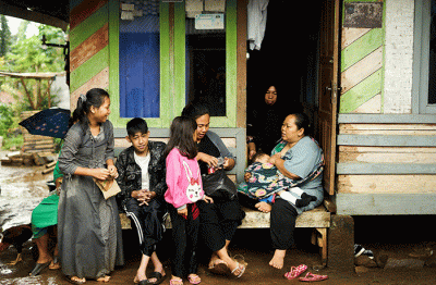 Warga saat berlindung di dalam mobil usai terjadi Gempa Susulan di Kampung Garung, Desa Cirumput, Kabupaten Cianjur, Jawa Barat, Rabu (23/11/2022).