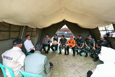 Presiden Joko Widodo menggelar rapat terbatas bersama jajarannya di lokasi pengungsian korban gempa Cianjur di Taman Prawatasari, Kabupaten Cianjur.