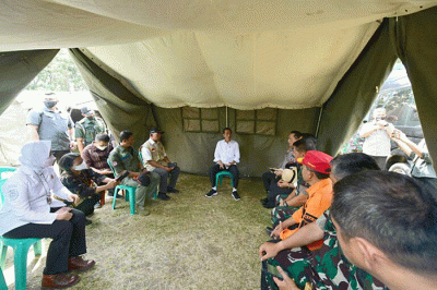 Presiden Joko Widodo menggelar rapat terbatas bersama jajarannya di lokasi pengungsian korban gempa Cianjur di Taman Prawatasari, Kabupaten Cianjur.