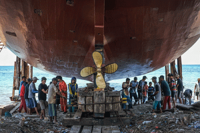 Pekerja menyelesaikan pembuatan kapal Pinisi di Desa Tana Beru, di Kelurahan Tana Beru, Kabupaten Bulukumba, Sulawesi Selatan, (23/11/2022).