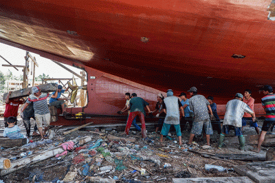 Pekerja menyelesaikan pembuatan kapal Pinisi di Desa Tana Beru, di Kelurahan Tana Beru, Kabupaten Bulukumba, Sulawesi Selatan, (23/11/2022).