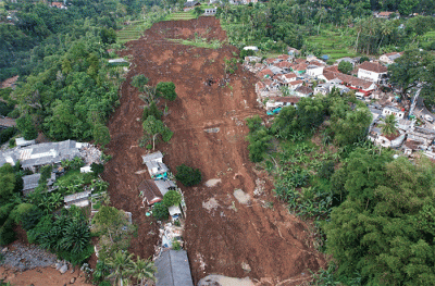 Kepala BNPB Letjen TNI Suharyanto (kanan) saat memimpin rapat koordinasi penanganan bencana gempa bumi di Kantor Bupati Cianjur, Jawa Barat.