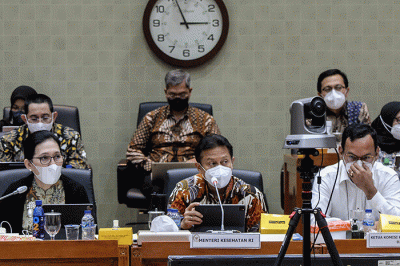 Menteri Kesehatan Budi Gunadi Sadikin (tengah) mengikuti rapat kerja dengan Komisi IX DPR di Kompleks Parlemen, Senayan, Jakarta, Selasa (22/11/2022).