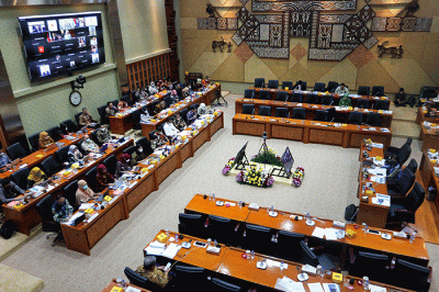 Menteri Kesehatan Budi Gunadi Sadikin (tengah) mengikuti rapat kerja dengan Komisi IX DPR di Kompleks Parlemen, Senayan, Jakarta, Selasa (22/11/2022).