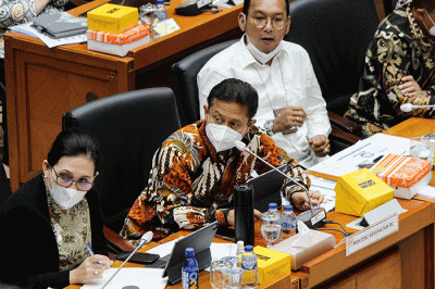 Menteri Kesehatan Budi Gunadi Sadikin (tengah) mengikuti rapat kerja dengan Komisi IX DPR di Kompleks Parlemen, Senayan, Jakarta, Selasa (22/11/2022).