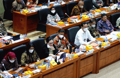 Menteri Kesehatan Budi Gunadi Sadikin (tengah) mengikuti rapat kerja dengan Komisi IX DPR di Kompleks Parlemen, Senayan, Jakarta, Selasa (22/11/2022).