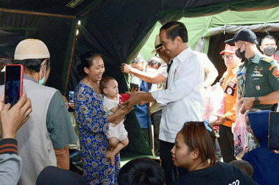 Presiden Joko Widodo meninjau langsung lokasi terdampak gempa bumi, di Kabupaten Cianjur, Jawa Barat, Selasa (22/11/2022).