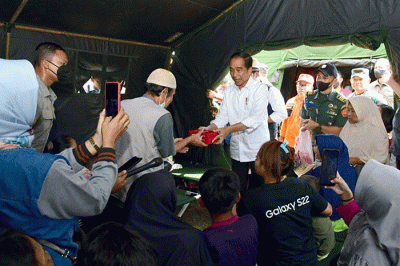 Presiden Joko Widodo meninjau langsung lokasi terdampak gempa bumi, di Kabupaten Cianjur, Jawa Barat, Selasa (22/11/2022).