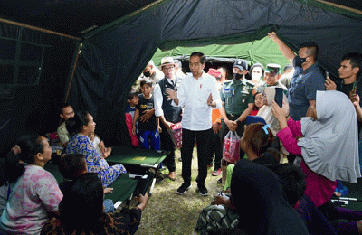 Presiden Joko Widodo meninjau langsung lokasi terdampak gempa bumi, di Kabupaten Cianjur, Jawa Barat, Selasa (22/11/2022).