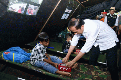 Presiden Joko Widodo meninjau langsung lokasi terdampak gempa bumi, di Kabupaten Cianjur, Jawa Barat, Selasa (22/11/2022).