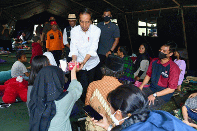 Presiden Joko Widodo meninjau langsung lokasi terdampak gempa bumi, di Kabupaten Cianjur, Jawa Barat, Selasa (22/11/2022).