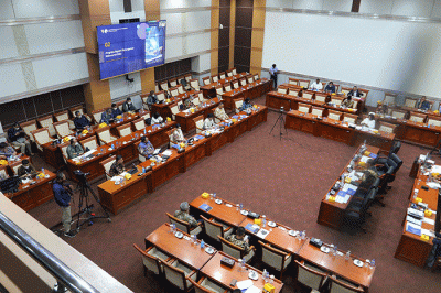Menkominfo Johnny G Plate mengikuti rapat kerja dengan Komisi I terkait evaluasi pelaksanaan Analog Switch Off (ASO) di Kompleks Parlemen Senayan.