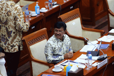 Menkominfo Johnny G Plate mengikuti rapat kerja dengan Komisi I terkait evaluasi pelaksanaan Analog Switch Off (ASO) di Kompleks Parlemen Senayan.