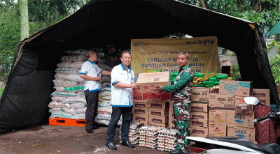 Karyawan PT Bank Tabungan Negara (Persero) Tbk (BTN) menyerahkan bantuan berupa dapur umum dan sembako bagi korban gempa Cianjur, di Cianjur.