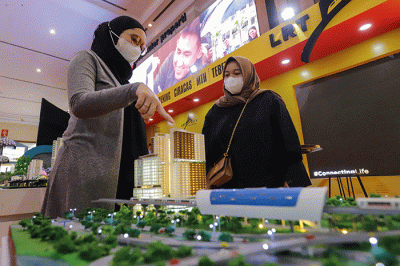Pengunjung melihat maket rumah pada pameran Indonesia Properti Expo 2022 di JCC Senayan, Jakarta, Kamis (24/11/2022).