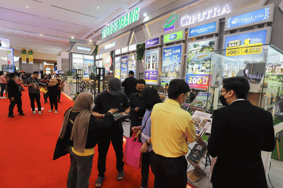 Pengunjung melihat maket rumah pada pameran Indonesia Properti Expo 2022 di JCC Senayan, Jakarta, Kamis (24/11/2022).