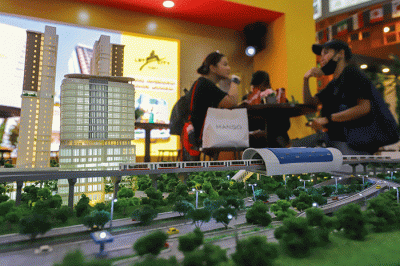 Pengunjung melihat maket rumah pada pameran Indonesia Properti Expo 2022 di JCC Senayan, Jakarta, Kamis (24/11/2022).