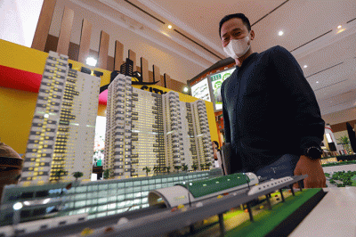 Pengunjung melihat maket rumah pada pameran Indonesia Properti Expo 2022 di JCC Senayan, Jakarta, Kamis (24/11/2022).