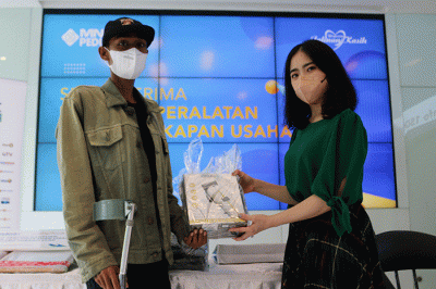 Ketua MNC Peduli Jessica Tanoesoedibjo (kanan) memberikan bantuan secara simbolis kepada Jahidi, Penderita Kelainan Tulang Panggul.