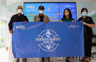 Ketua MNC Peduli Jessica Tanoesoedibjo (kanan) memberikan bantuan secara simbolis kepada Jahidi, Penderita Kelainan Tulang Panggul.