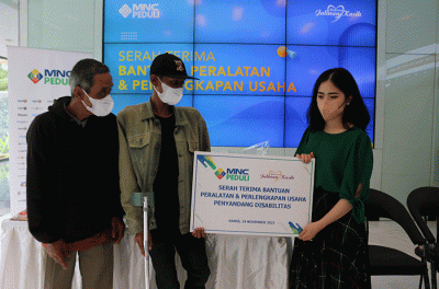 Ketua MNC Peduli Jessica Tanoesoedibjo (kanan) memberikan bantuan secara simbolis kepada Jahidi, Penderita Kelainan Tulang Panggul.