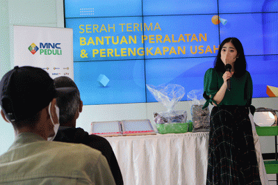 Ketua MNC Peduli Jessica Tanoesoedibjo (kanan) memberikan bantuan secara simbolis kepada Jahidi, Penderita Kelainan Tulang Panggul.