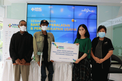 Ketua MNC Peduli Jessica Tanoesoedibjo (kanan) memberikan bantuan secara simbolis kepada Jahidi, Penderita Kelainan Tulang Panggul.